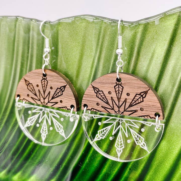 Pendentifs en forme de flocon de neige en bois et acrylique pour la vente par Born 2 Blossom Designs