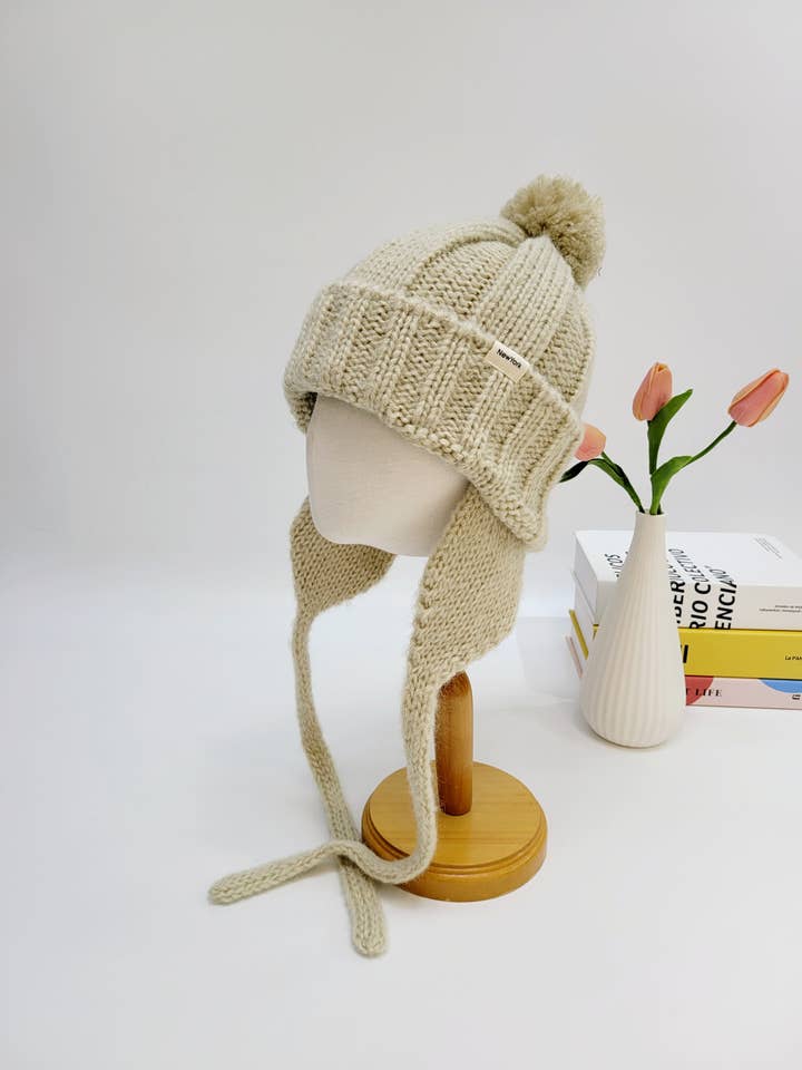 Bonnet en laine tricotée avec cache-oreilles pour la vente par Comfortarians