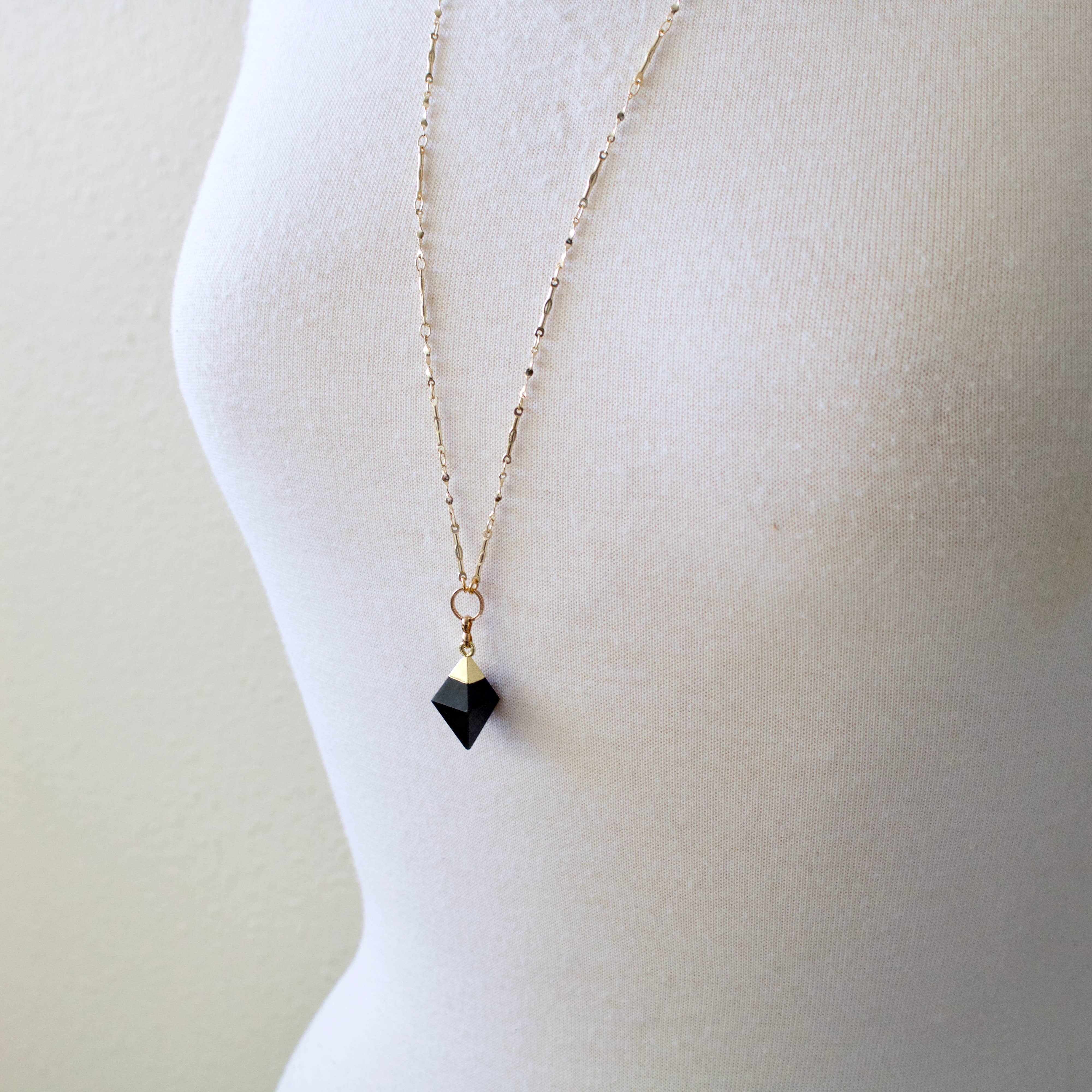 TISH jewelry – Engroshandel Halskæde med vedhæng – Holly//Sort agat Pyramid Halskæde5