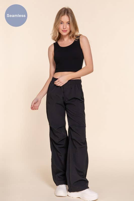 Active Basic | Active USA – Großhandel Strickoberteil – Damen – Rundhalsausschnitt mit BH-Cup Nahtloses Rippshirt1