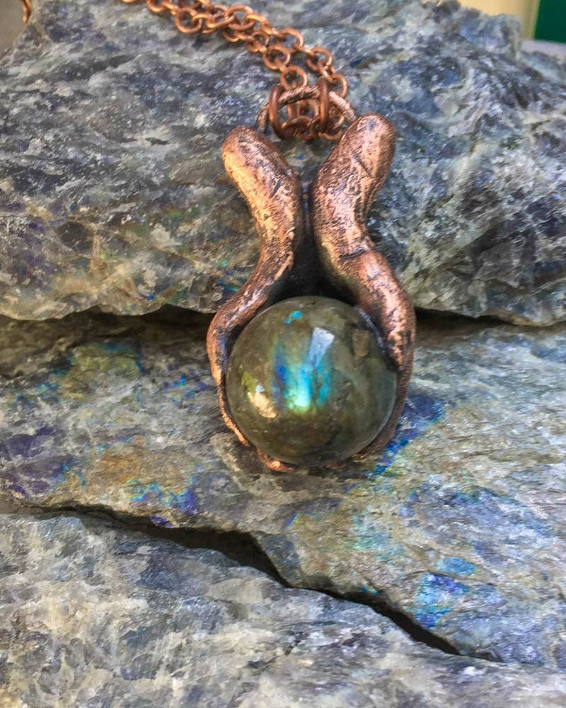 Glorious Healing Crystals - Venta al por mayor Collares con colgantes/abalorios - Colgante de manos curativas mágicas de labradorita esculpido a mano2