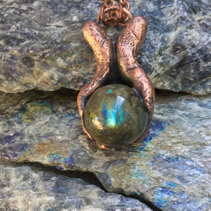 Glorious Healing Crystals - Venta al por mayor Collares con colgantes/abalorios - Colgante de manos curativas mágicas de labradorita esculpido a mano2