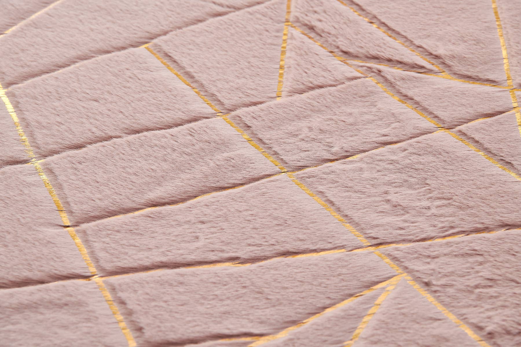 Amazing Rugs – Großhandel Teppichvorleger – Lily Dust Rosafarbener geometrischer goldvergoldeter Chinchilla-Teppich aus Kunstpelz9