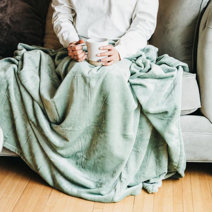 Giften Market - Wholesale Throw Blanket - Cozy Fleece Throw Blanket - Gifts for the Home - Host Gifts15