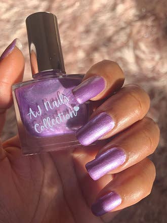 Vernis à ongles lavande pour la vente par AJ Nails Collection