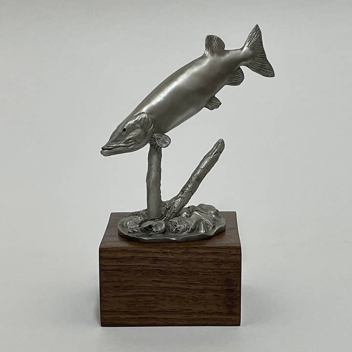 Figurine musquée, sculpture musquée, figurine en étain, art musqué, figurine de poisson, art de poisson pour la vente par Schumann Sculpture