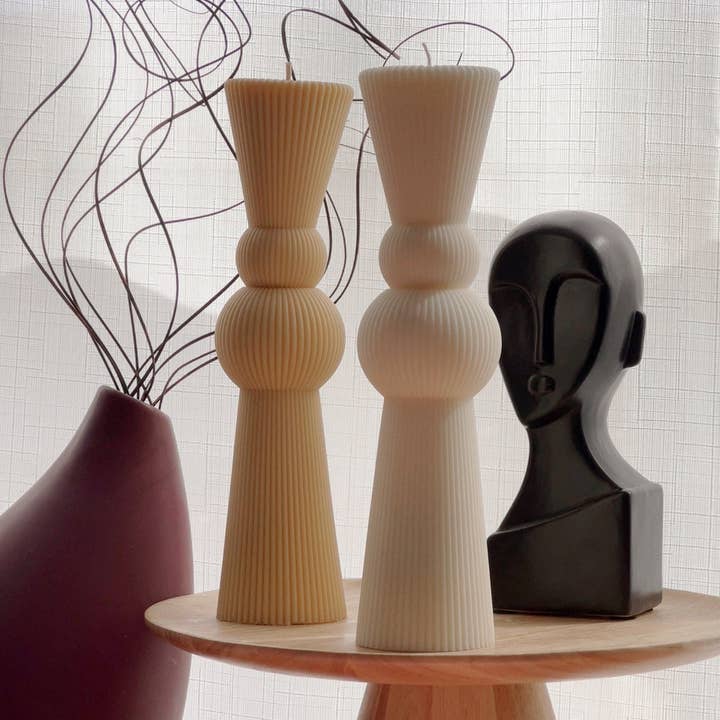 Grande bougie pilier d'échecs : bougie décorative en cire de soja nervurée pour la vente par Estelle Studio