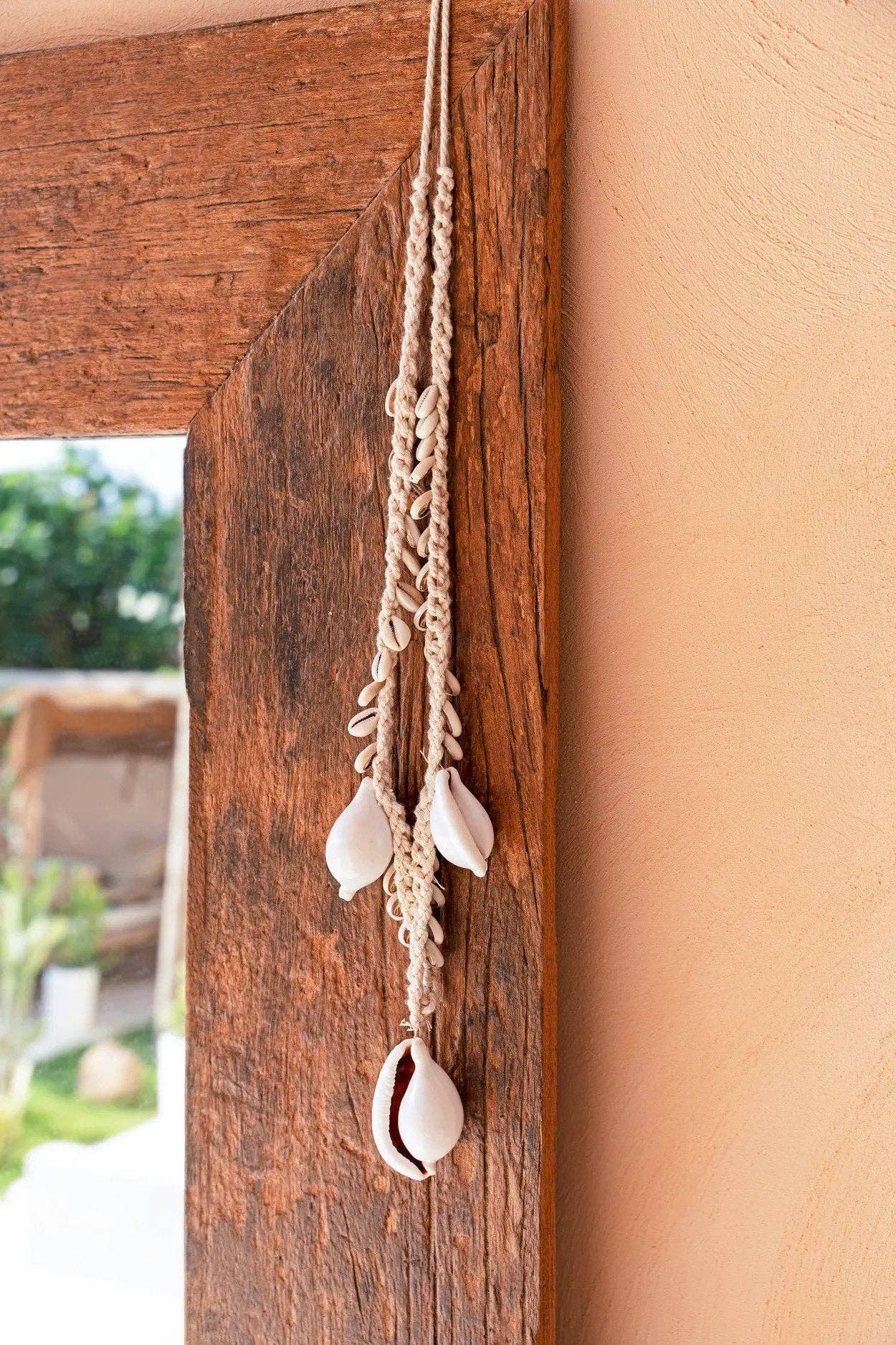 Bazar Bizar Living - Wholesale Bib Necklace - The Big White Cowrie Shell Necklace1