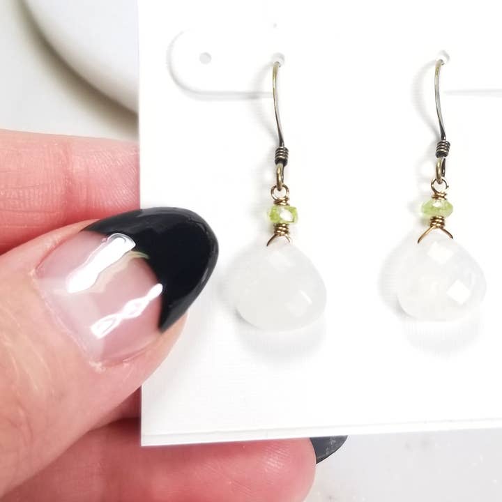 Boucles d'oreilles classiques simples pierres de lune arc-en-ciel et péridot pour la vente par Edgy Petal Jewelry