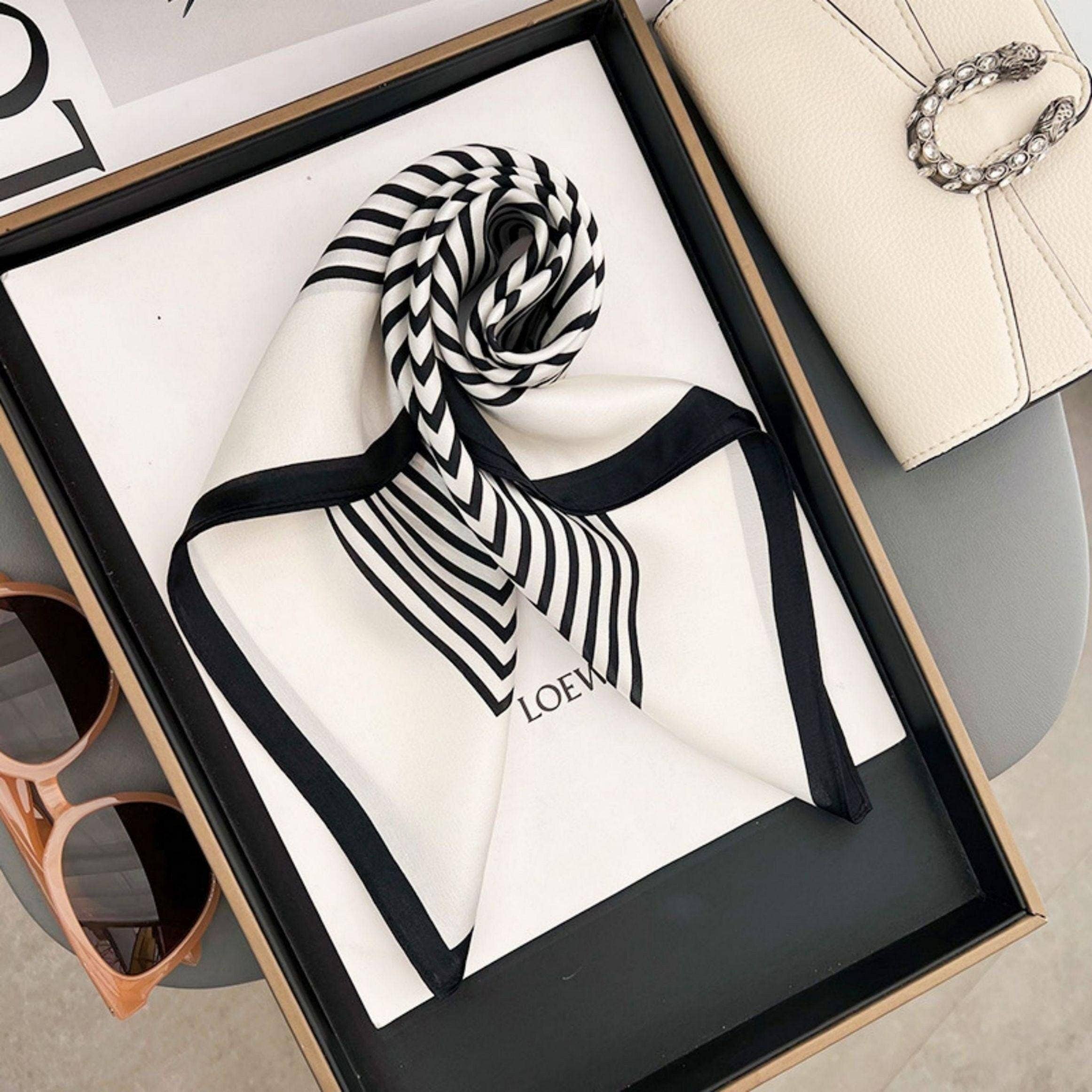 SueSilkHK - Vente Écharpe – femme - Foulard noir et blanc à rayures 100 % soie de mûrier - écharpe, foulard pour cheveux et cou - cadeau fête des mères, accessoire de sac5