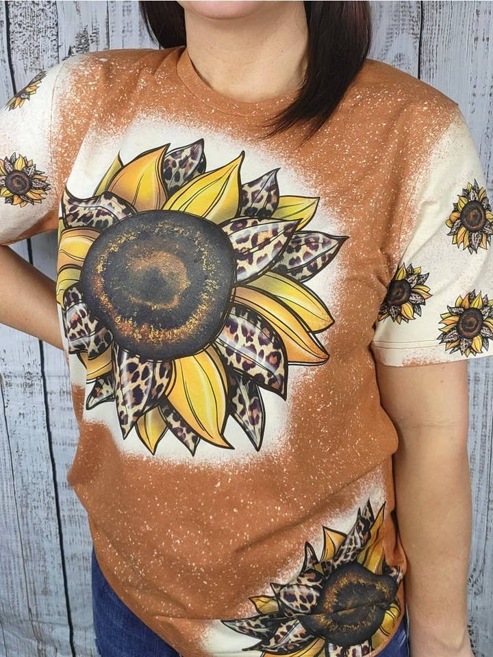 Tee Girasflower Leopard c/ mangas e multi patch em Tee branqueado BURNT LARANJA por atacado de Wanderlust Designs Wholesale