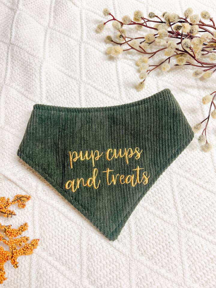 Bandana per cani Pup Cups and Treats, colletto reversibile con bottoni a pressione per la vendita all'ingrosso da parte di StellaLoo