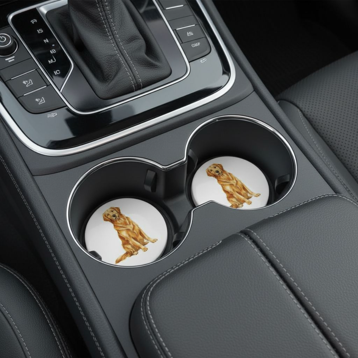 Designs by Mysh - Vente Sous-verre pour voiture – unisexe - Ensemble de sous-verres pour voiture Golden Retriever foncé – Sous-verres en céramique pour porte-gobelet avec motif de chien style aquarelle (ensemble de 2)1