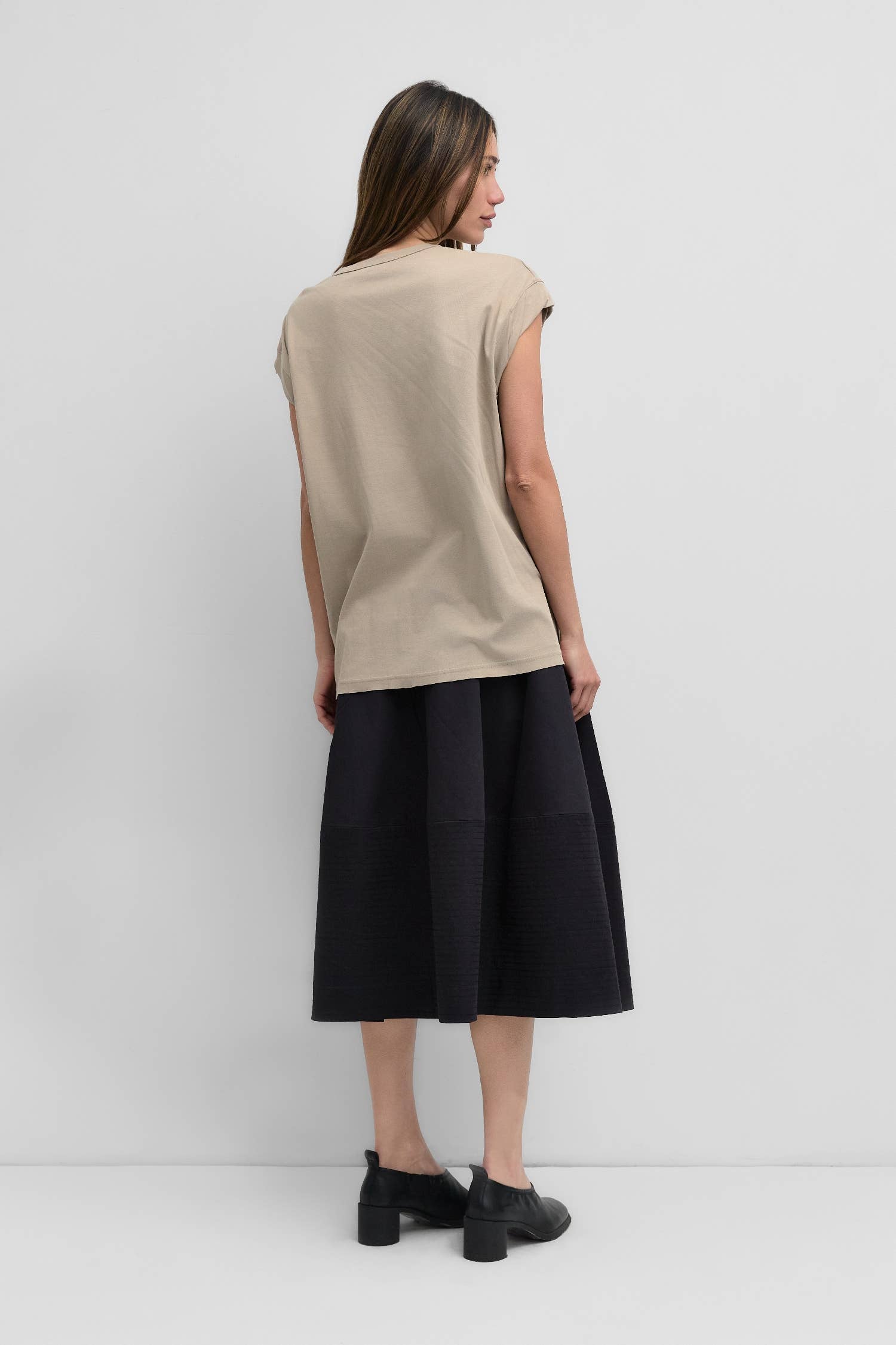 MOD REF - Vendita all'ingrosso Maglietta - Donna - The Remy Top | T-shirt a tunica muscolare con maniche arrotolate2