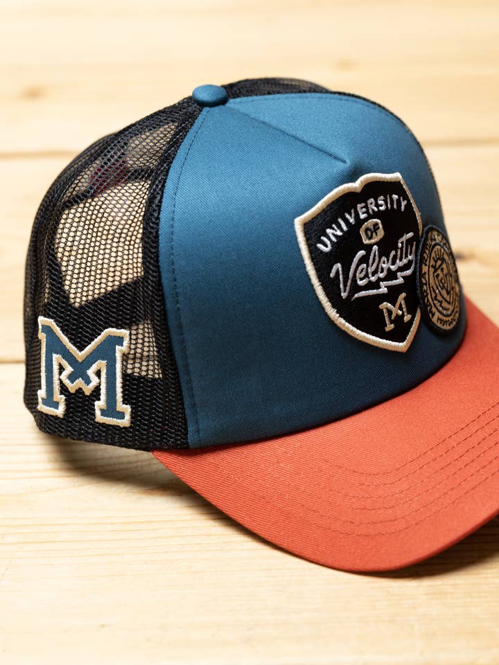 Universität der Geschwindigkeit Trucker Cap für den Großhandel von Maria Riding Company