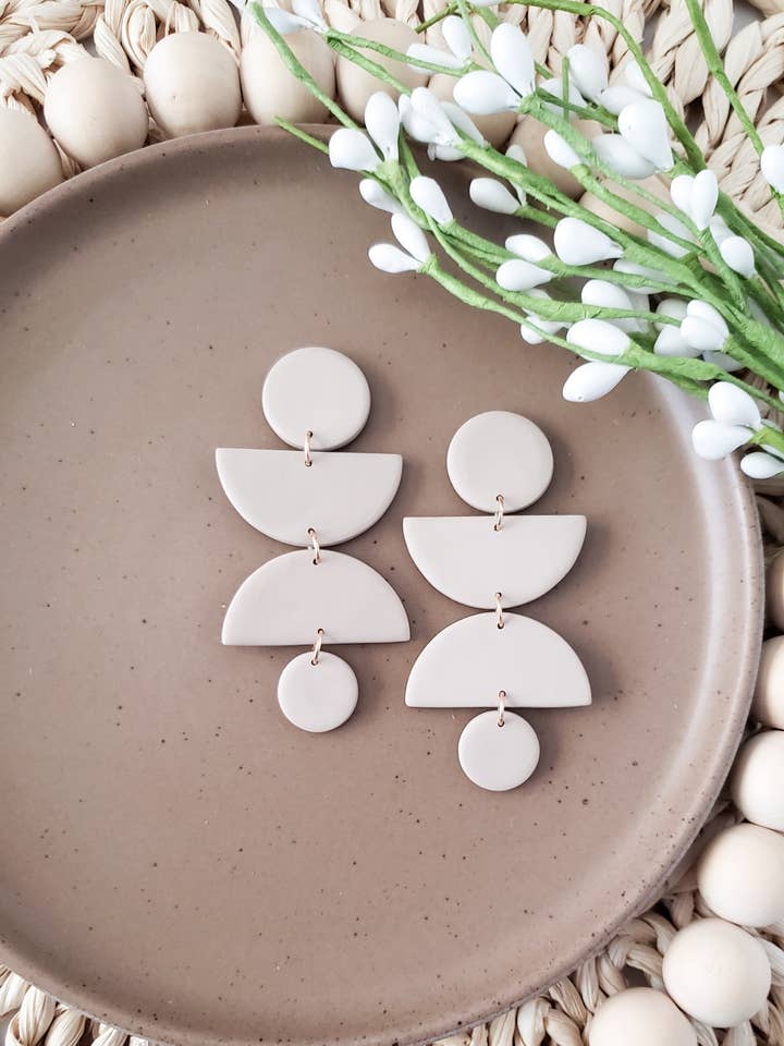 Reva | Ler Neutral Sand erklæring store øreringe Moon Phase for engroshandel hos LulaLina Design