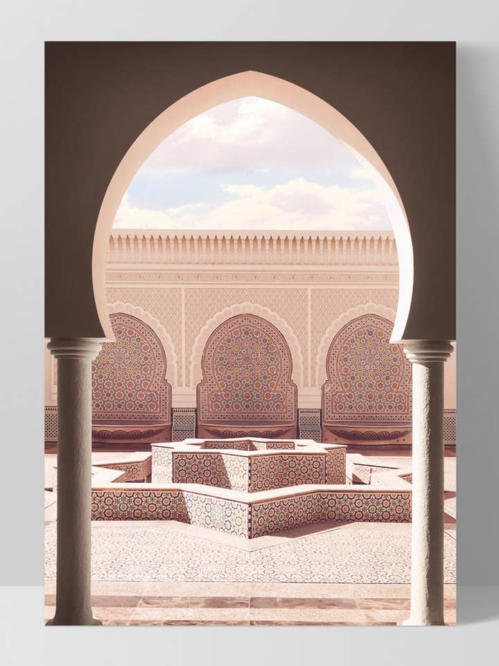 Blush Fountain Plaza Marocko väggkonst. Marocko Desert Plaza för wholesale av PRINT AND PROPER