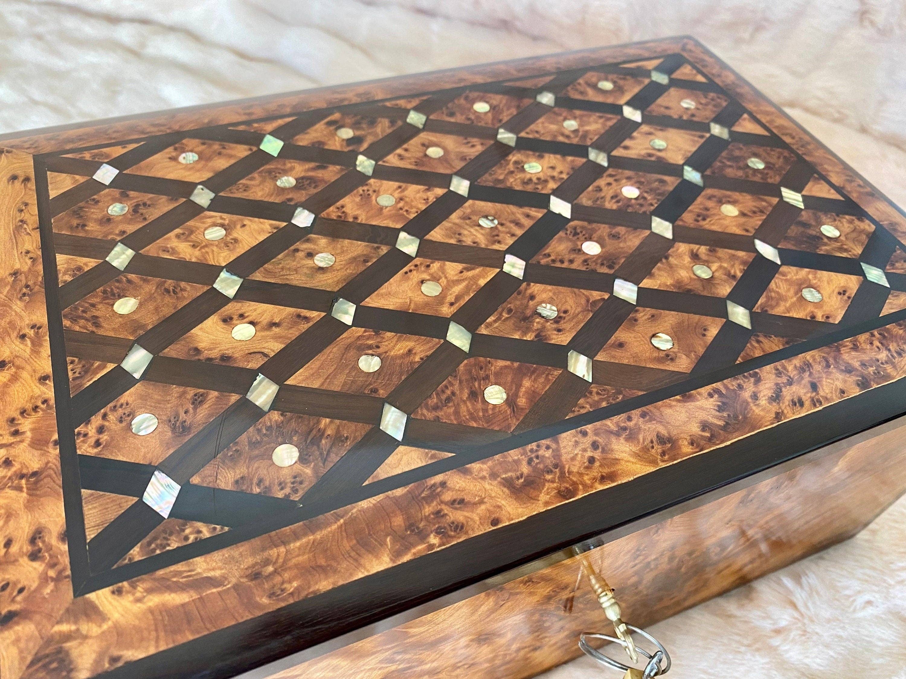 AtlasPerles - Venta al por mayor Joyero/organizador de joyas - Caja de joyería marroquí de 11"x7", gran caja de madera de tuya con cerradura y llave, grabado de nácar, incrustaciones de madera de nogal, caja de recuerdos para regalo de boda.9