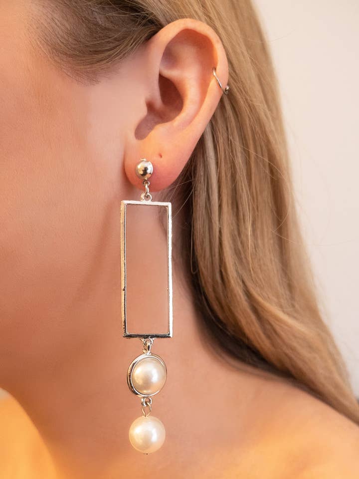 Orecchini rettangolari Gigi Pearl per la vendita all'ingrosso da parte di MODISH