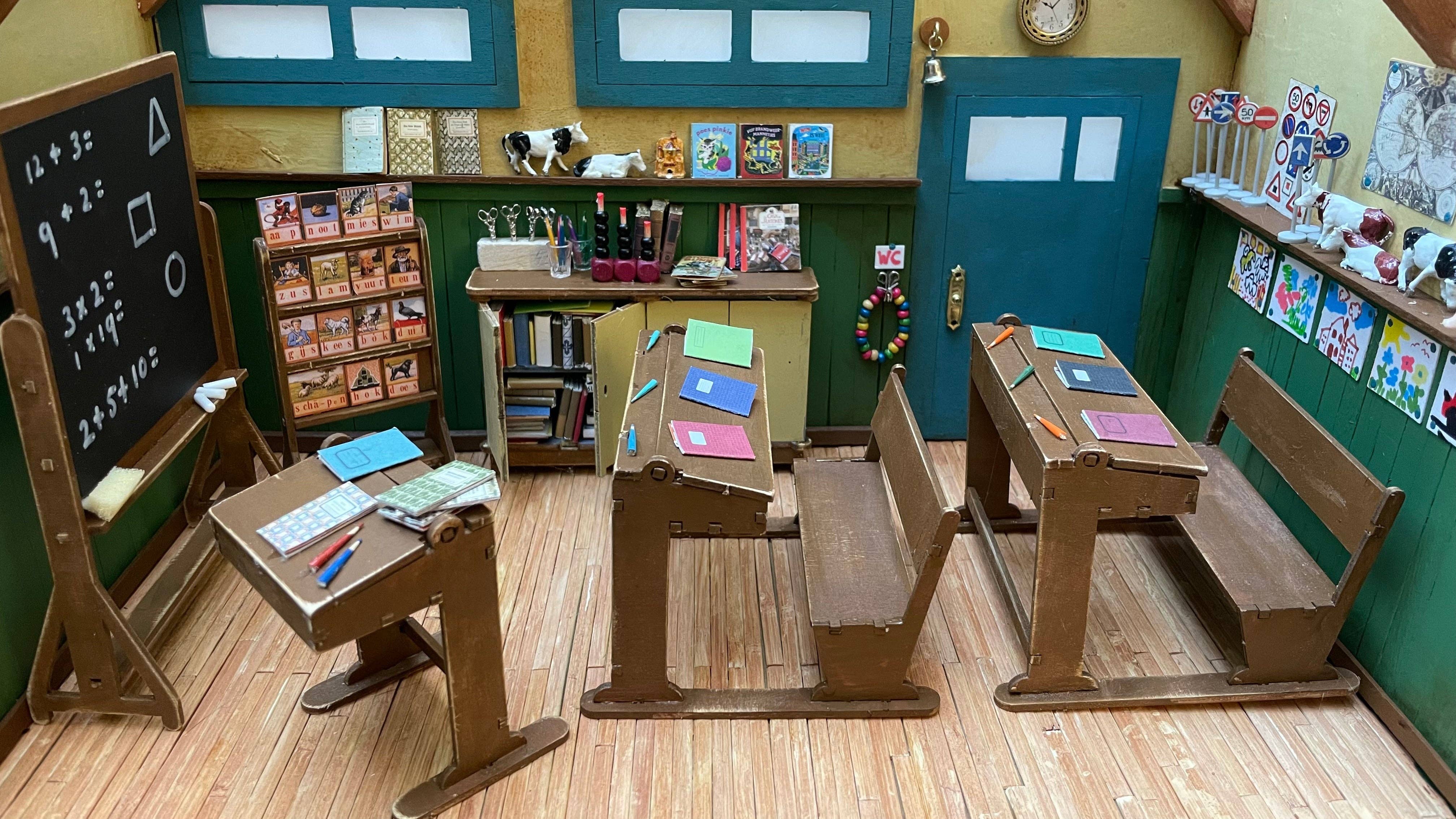 Het Muizenhuis – Engroshandel DIY-hobbysæt – Børn – Børnesæt til gør-det-selv dukkehusmøbler – klasseværelse (skala 1:12)6