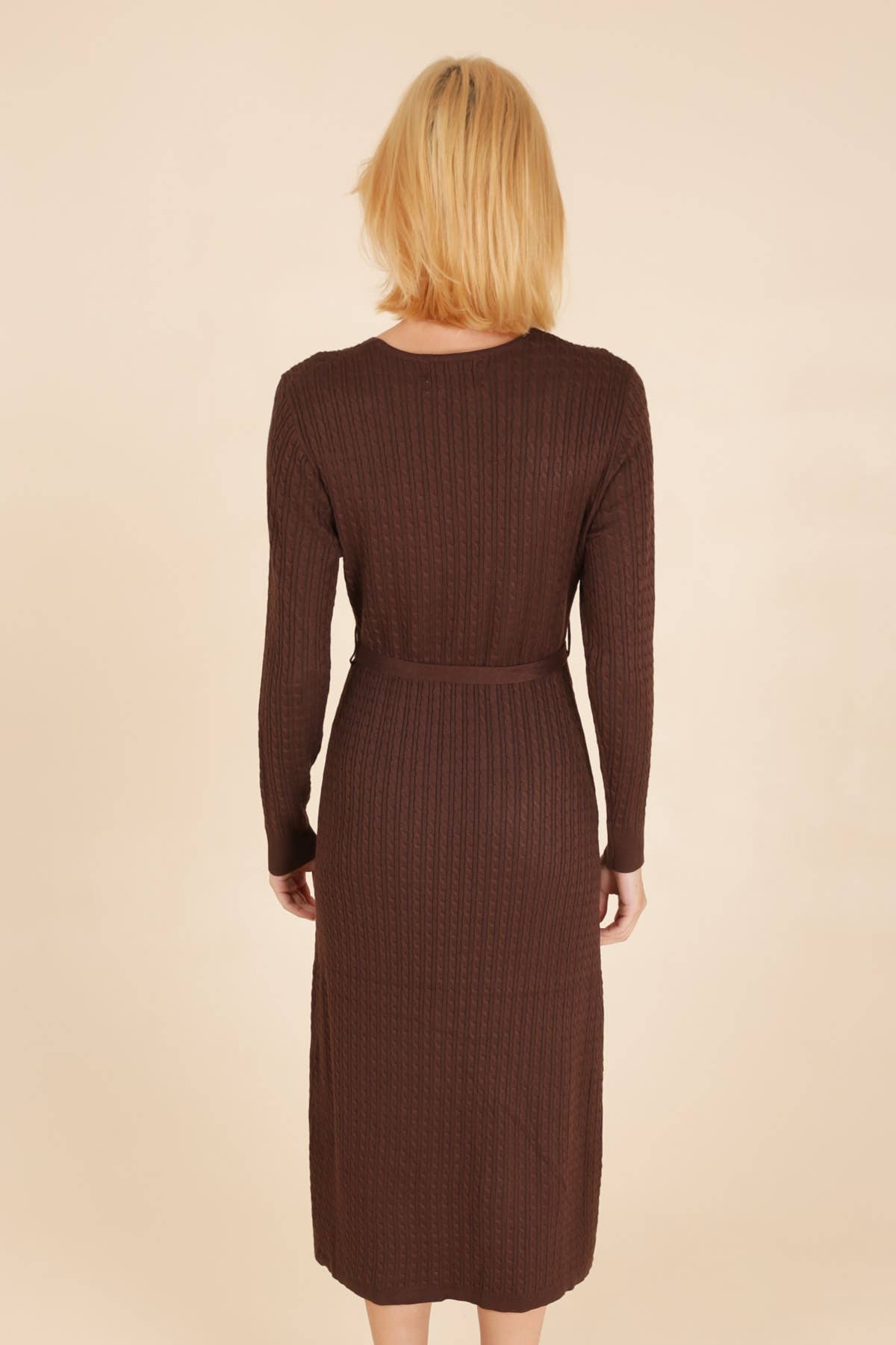 Calie Paris - Vente Robe – femme - Robe Madurai en maille à manches longues avec col en V et boutonnée devant2