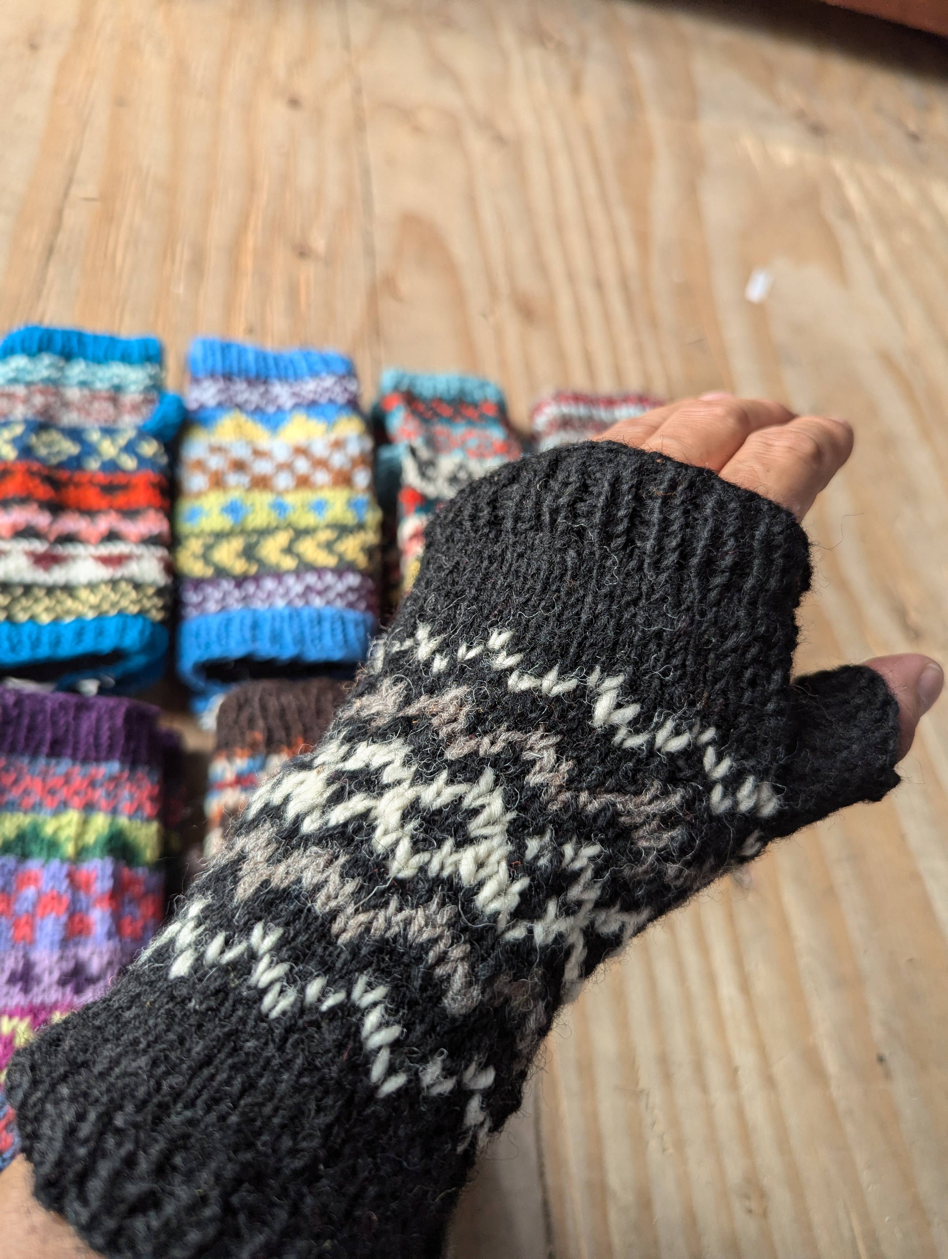 Tenzing Collections – Großhandel Handschuhe – Unisex – Handgefertigte, fleecgefütterte, bunte Wollstrick-Fingerlose Handschuhe7