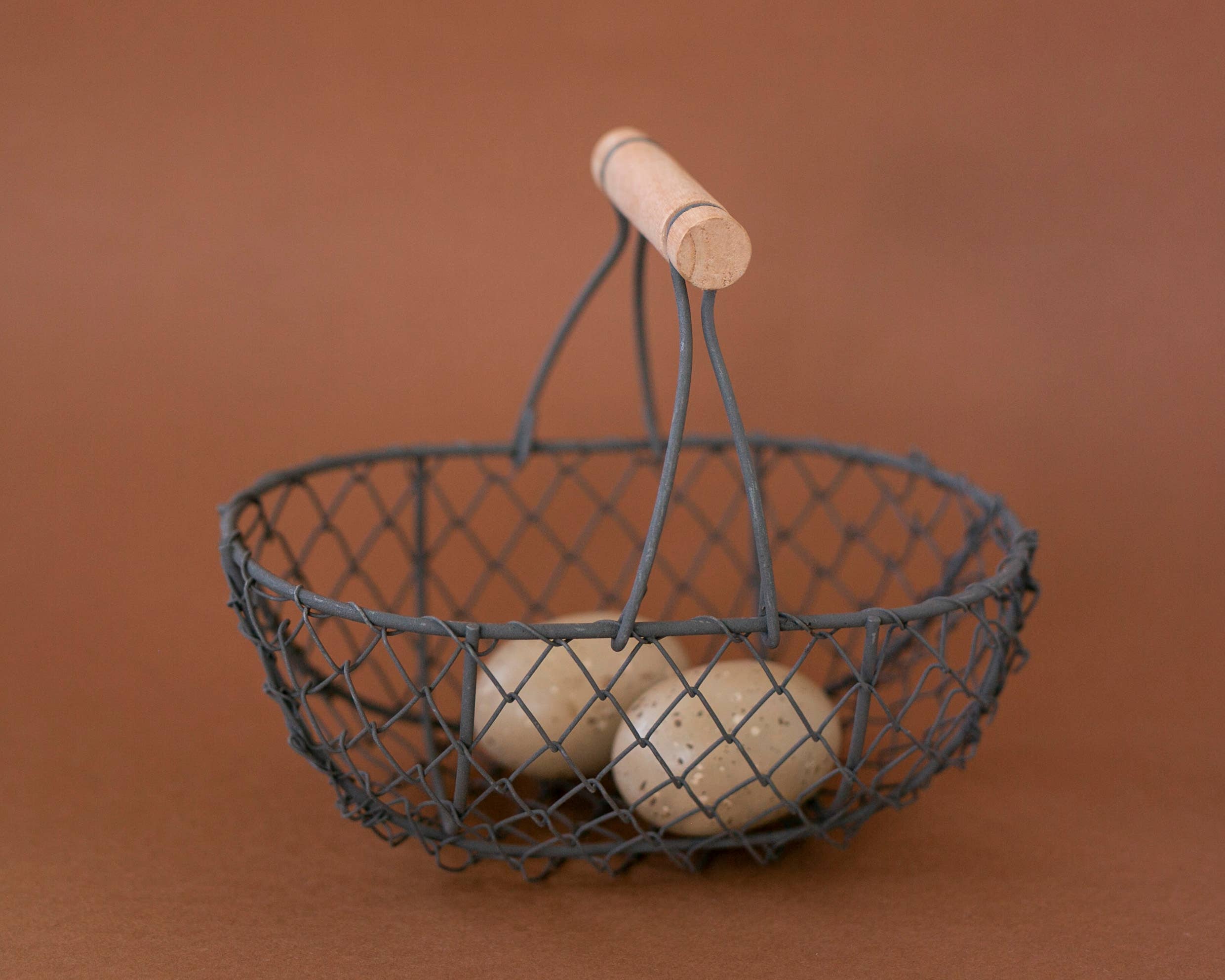 Indy Supply Co - Vendita all'ingrosso Cestini - Piccolo cestello in filo metallico poco profondo con manico fisso in bronzo5