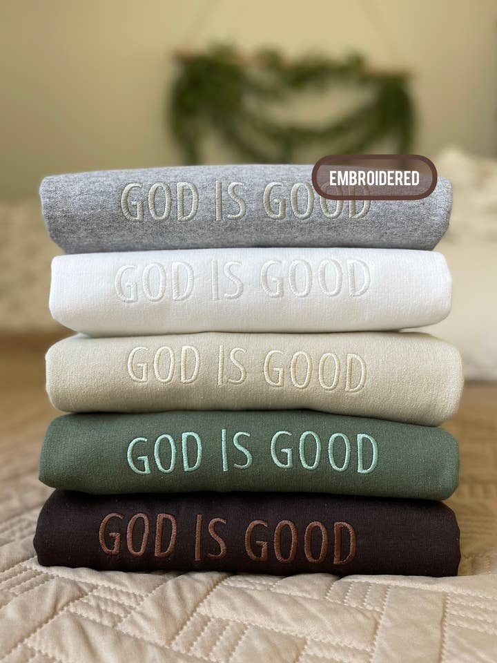 Buleana Boutique and Textiles LLC - Vente Sweat-shirt à imprimés – unisexe - Sweat-shirt à col rond unisexe brodé « God is Good » ton sur ton14