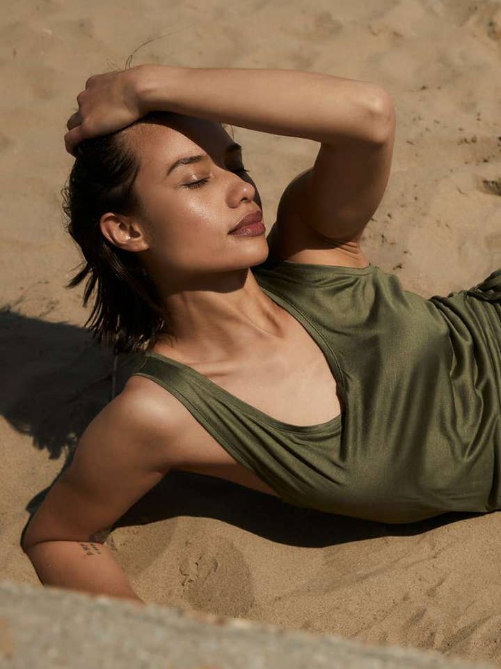 Das khakifarbene Maxikleid aus Viskose for wholesale by Suluu Store