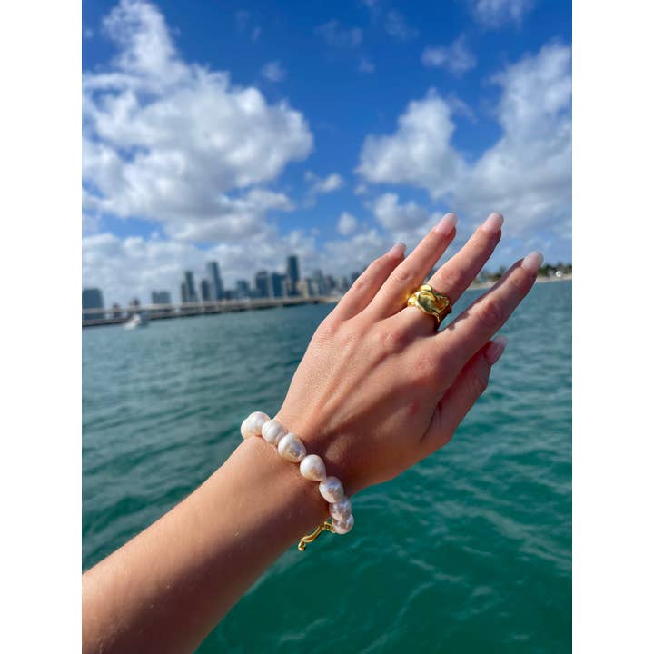 KARINE SULTAN - Vendita all'ingrosso Anelli cocktail/statement - Anello scultoreo in lamina stropicciata - Accessorio accattivante3