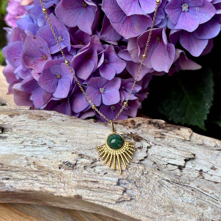 Halsband med hänge i fjäderform av afrikansk jade, pläterat med 18 karat guld för wholesale av Ocean Ripples