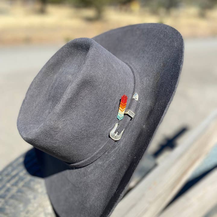 Little Rogue Co - Vendita all'ingrosso Accessori per cappelli - Donna - Spilla con piuma e perline Teal Picasso1