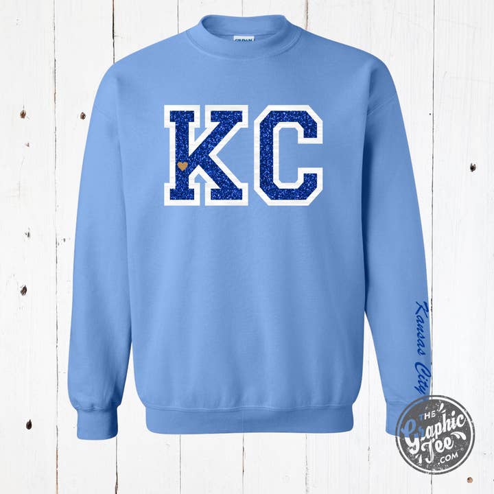 *GROOTHANDEL* Poederblauwe KC Glitter Applicatie Crewneck Sweater voor wholesale door The Graphic Tee