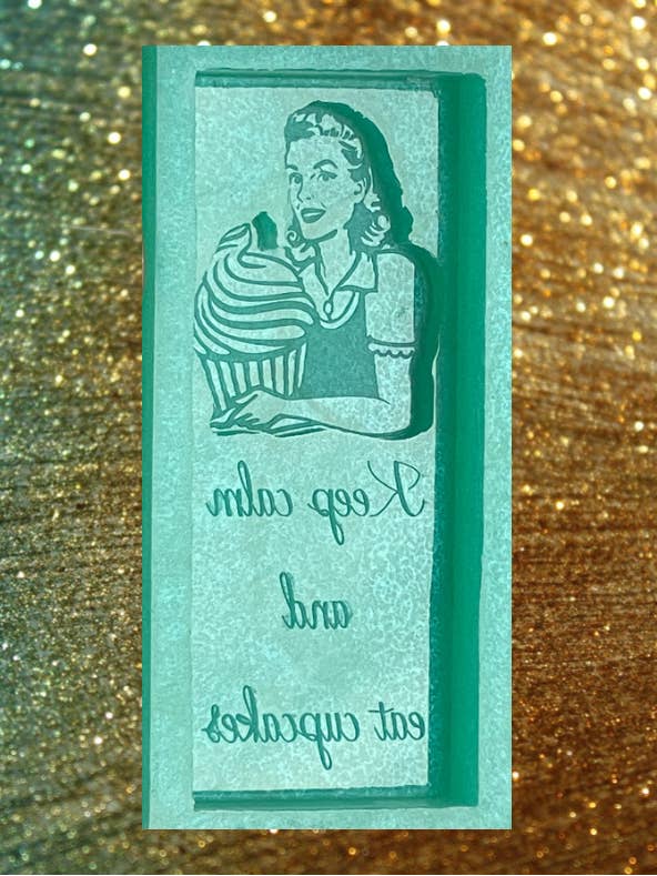 Moule en silicone rétro fait main Cupcake Lady pour la vente par Devine Silicone Moulds