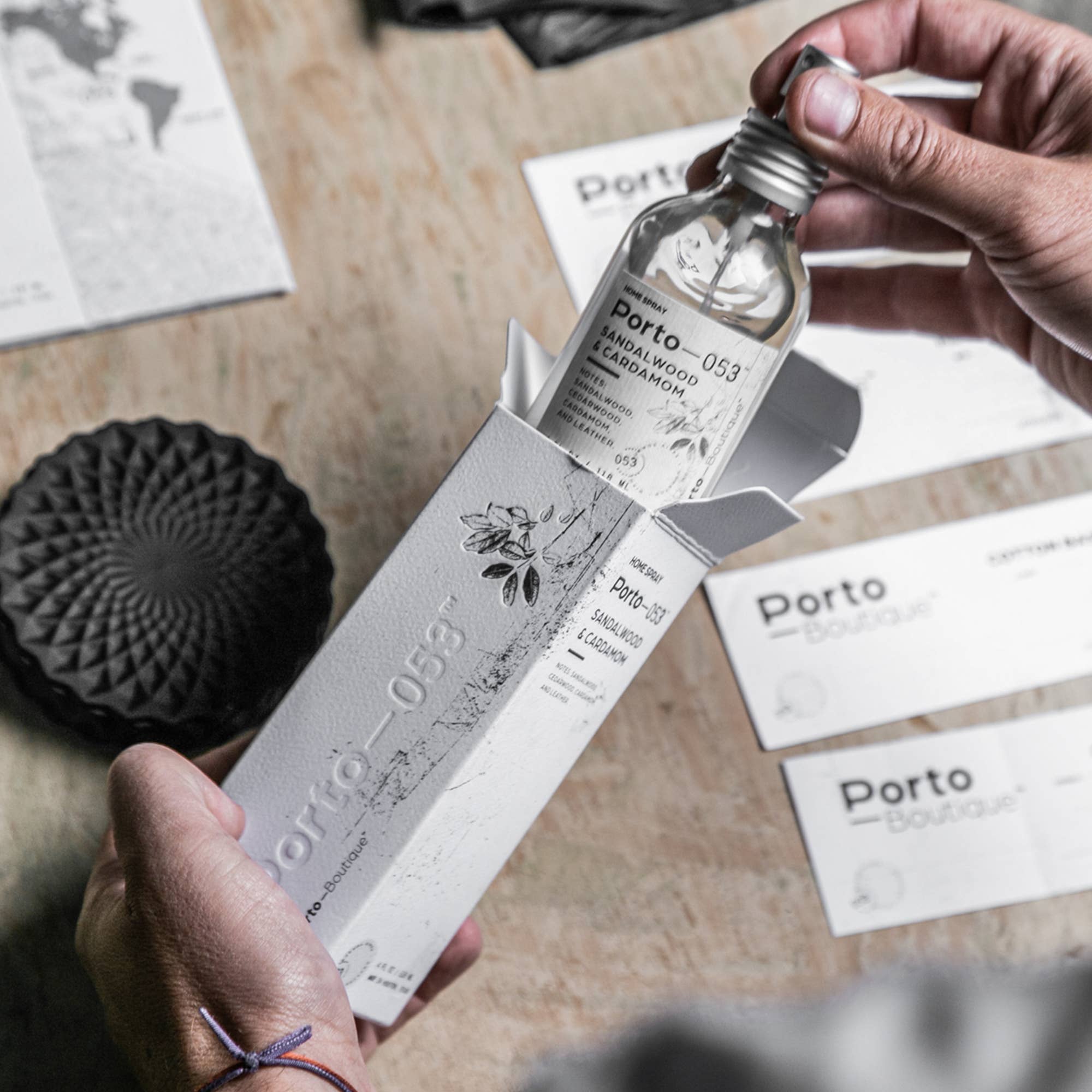 Porto Boutique - Vente Vaporisateurs d'ambiance et de linge - Spray d'Ambiance Santal – Porto 053 Brume Maison & Linge au Bois de Santal3