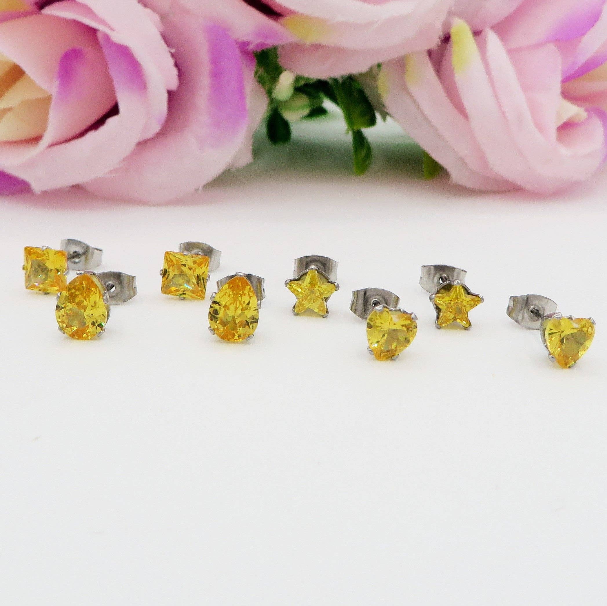 Daemon srls - Wholesale Jewelry Set - SET 4 PAIA PUNTI LUCE SHINE colours ~ 4 forme punti luce acciaio inossidabile ~ 8 PZ ~ 12 varianti colore ~ Orecchini a lobo con zirconi15