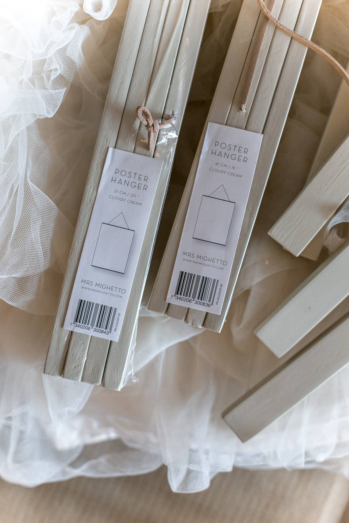 Mrs Mighetto - Wholesale Poster - Magnetische posterhanger van massief hout in de kleur cloudy cream2