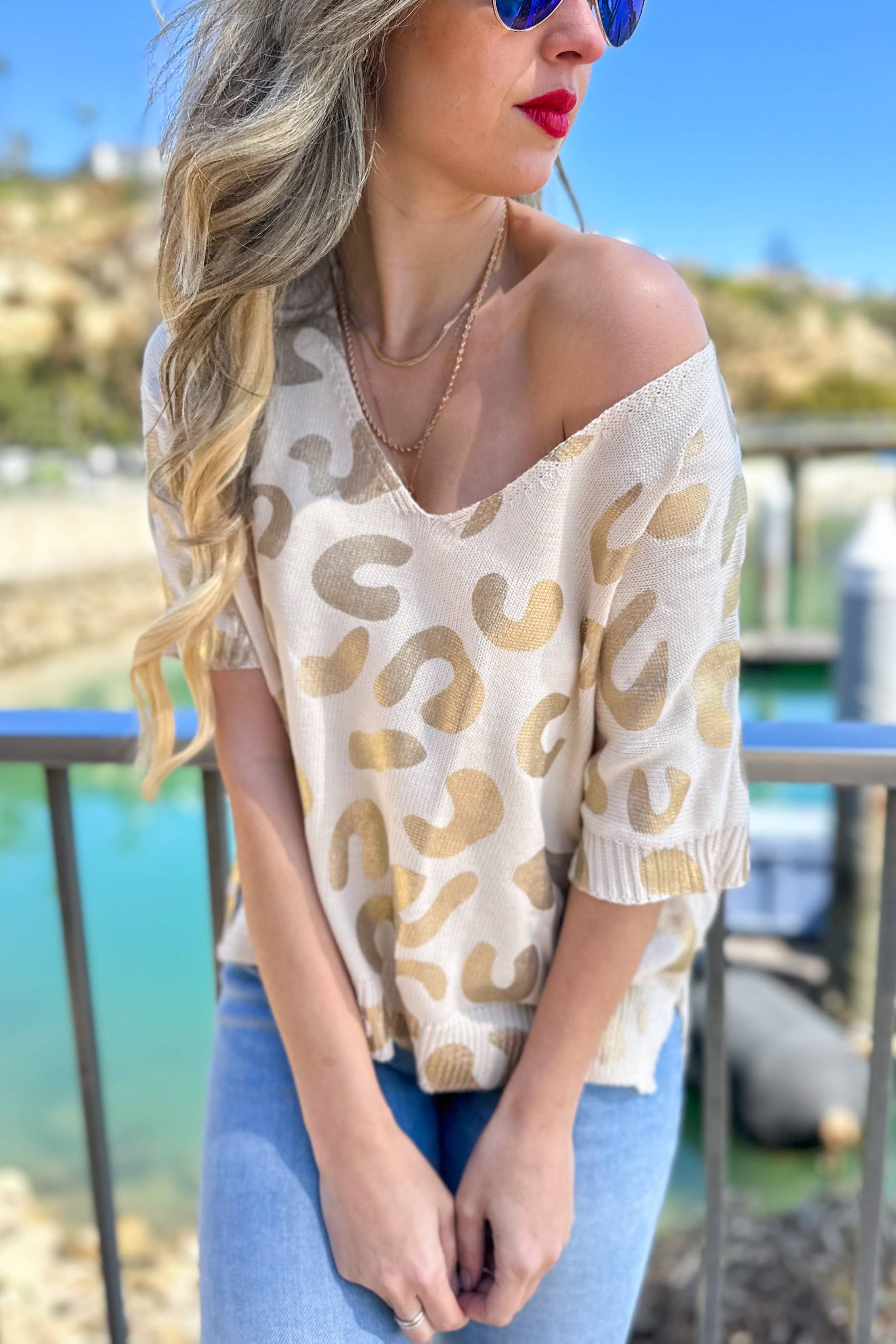 Crema Top de punto con cuello en V y manga corta con estampado de leopardo dorado crema de venta al por mayor en Faire4