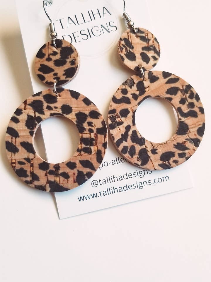 Pendientes Sadie de corcho con respaldo de cuero genuino de guepardo para venta al por mayor de Talliha Designs