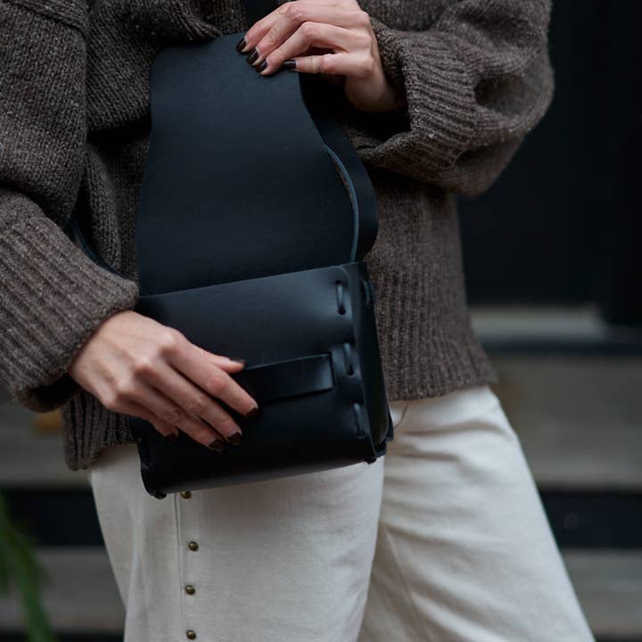 FORESTBOUND – wholesale Crossbody bag – Women's – Leather Saddle Bag in Black5