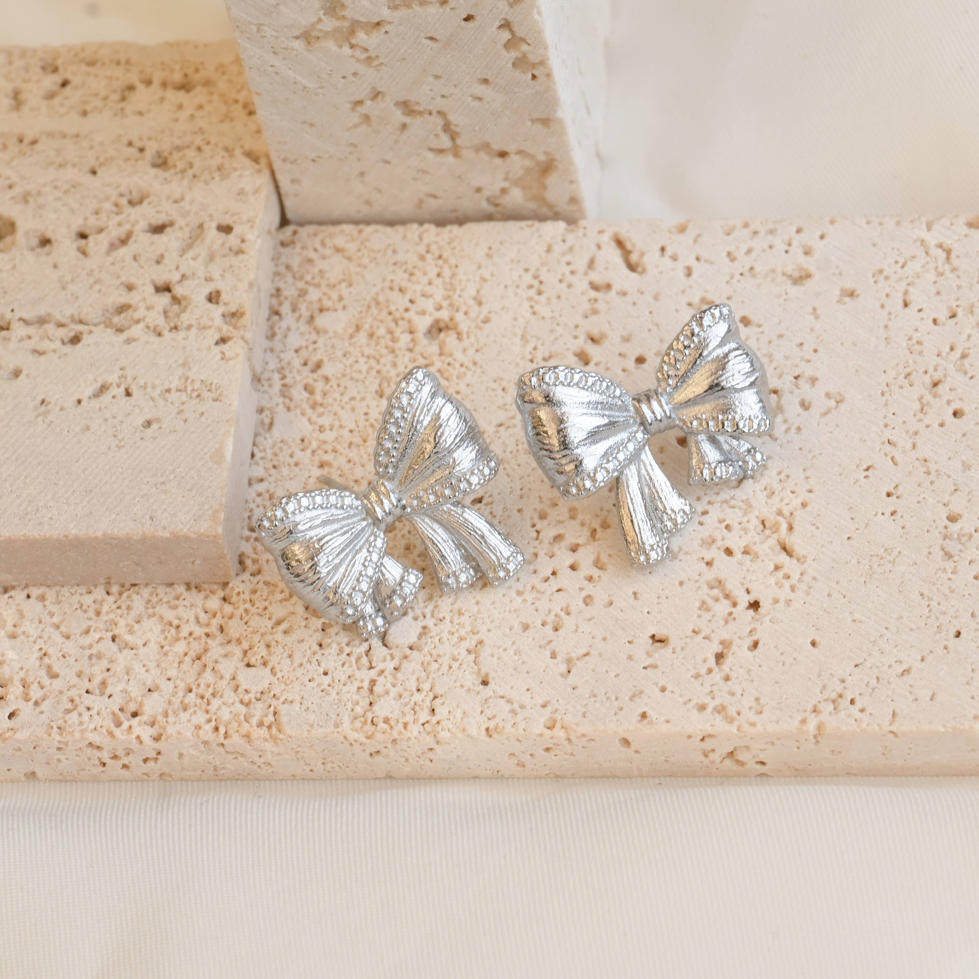 Blueyejewelry - Vente Clous d'oreille - Boucles d'oreilles en ruban texturé - Clous nœud en or 18 carats - Clous nœud papillon5