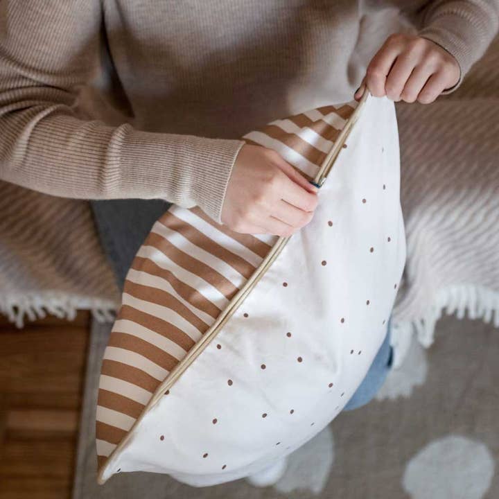 DEKORNIK – wholesale Dekorativ kudde – Hjort Oregelbundna Prickar Brun Kudde