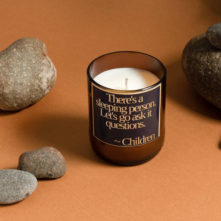 «Hay una persona que duerme...» Velas de cera de abeja para botellas para venta al por mayor de Black Oak Soap Company