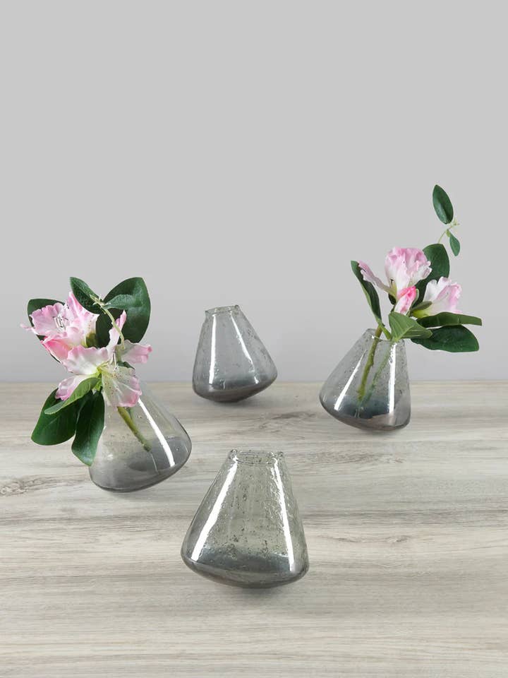 Vase en verre fumé à lustre moucheté artisanal incliné de 3,75 pouces de hauteur pour la vente par Jamali Garden