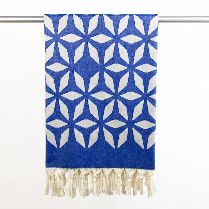 Serviette hammam en coton bio bleu classique Defne pour la vente par Yolunda