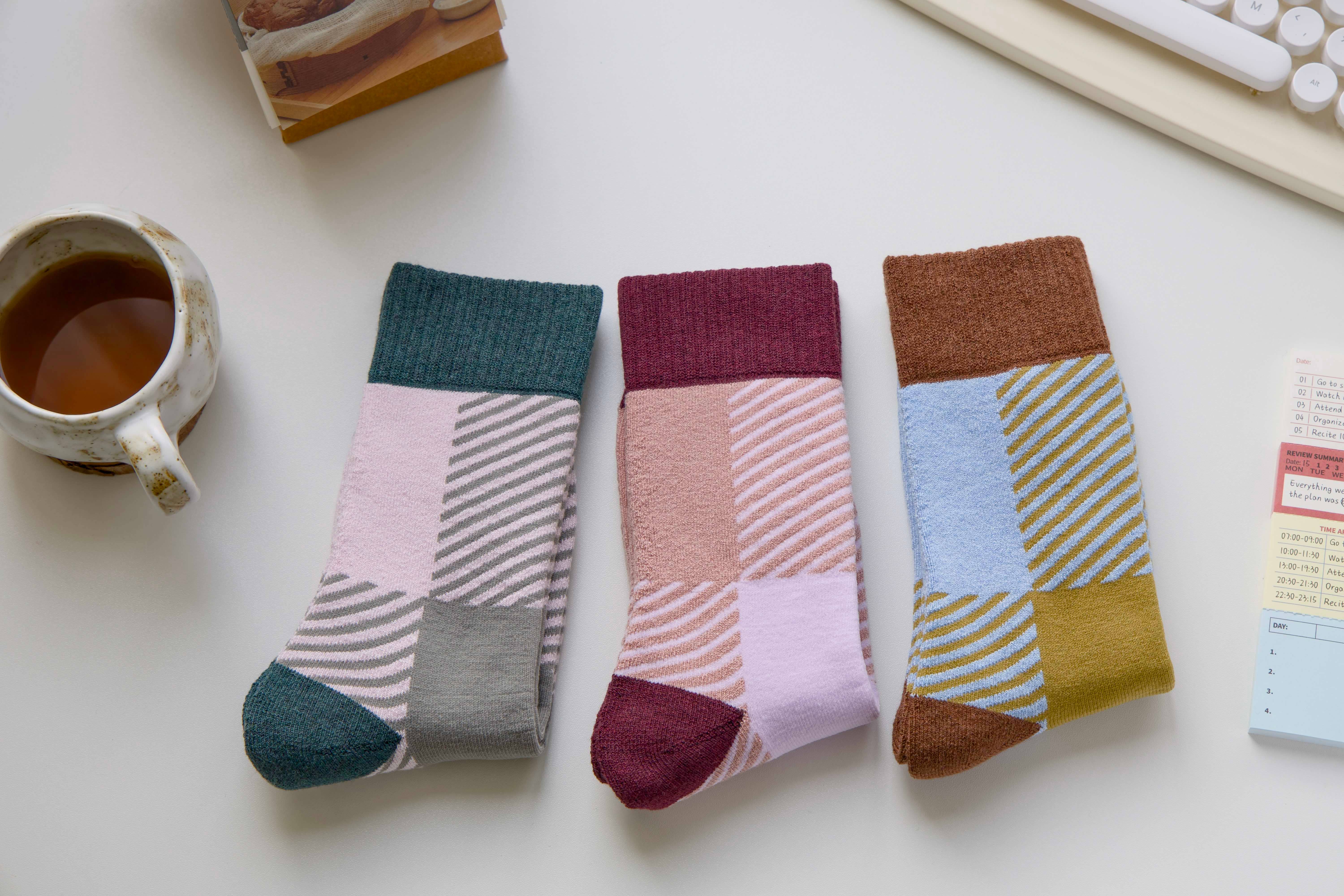 Happy Knits - Vente Chaussettes – unisexe - Chaussettes en laine unisexes – Style rétro à blocs de couleur géométriques5