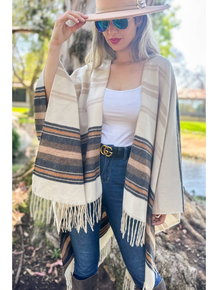 Beige Avorio Comodo cardigan Ruana stampato a righe color avorio beige con nappa in vendita all'ingrosso su Faire