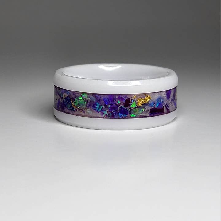 Anello in ceramica bianca opale dorata 24 k, color lavanda UV per la vendita all'ingrosso da parte di Natural Evolution Design