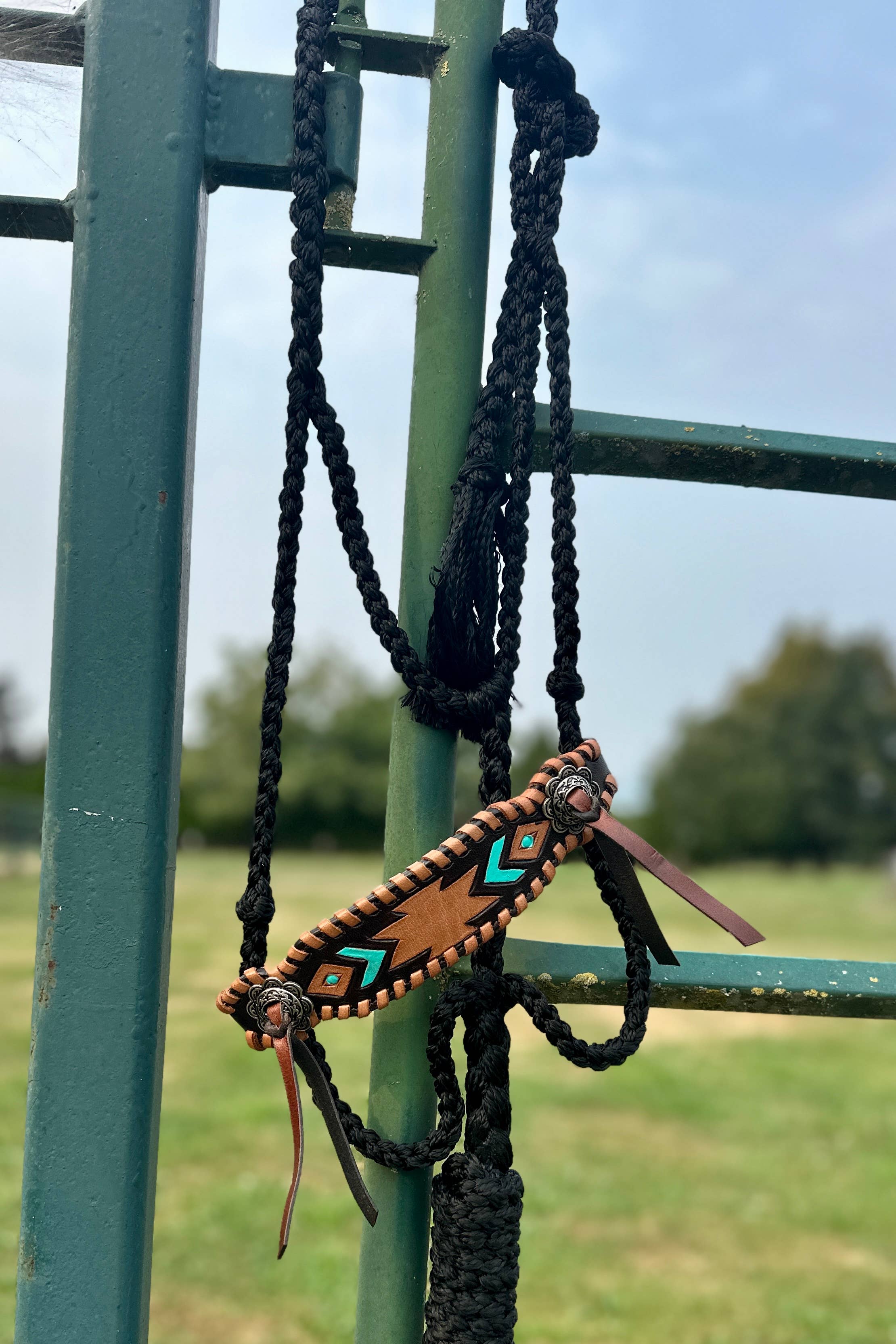 Schulz Equine – wholesale Ridutrustning – Flätat repgrimma i mule tape-stil med grimskaft22