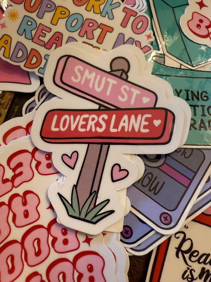 Smutgade Elskeres Vej Klistermærke for engroshandel hos Scents, Stories, and Surprises